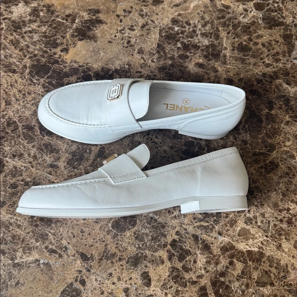 Chanel 24a white leather moccasins gold logo flats loafers lambskin sz 38.5